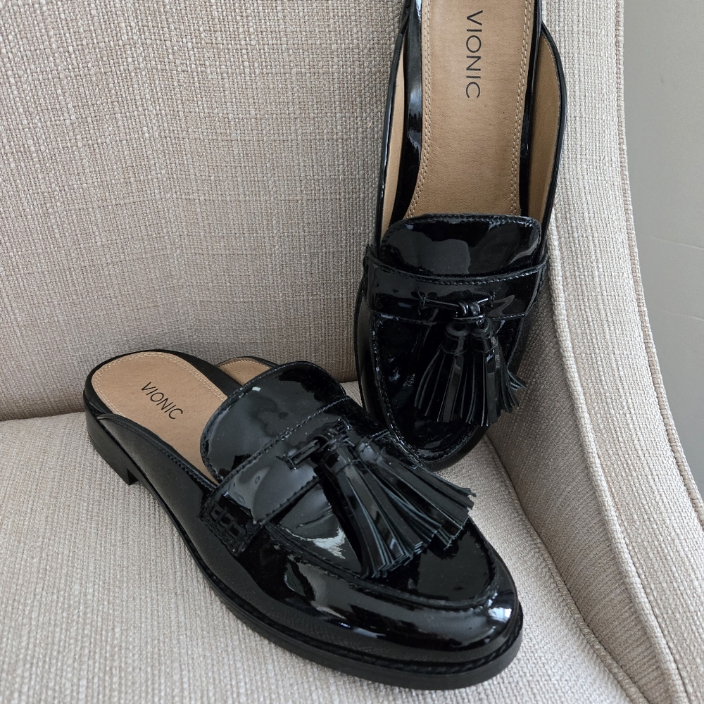 NWOT VIONIC Patent leather slides w/ tassle, 7.5